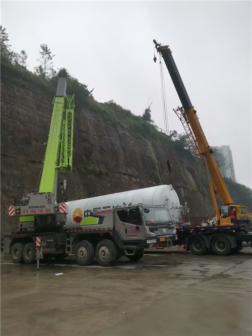 隆子县“不怕风雨冻”—— 吊车的 “恶劣环境适应” 技术